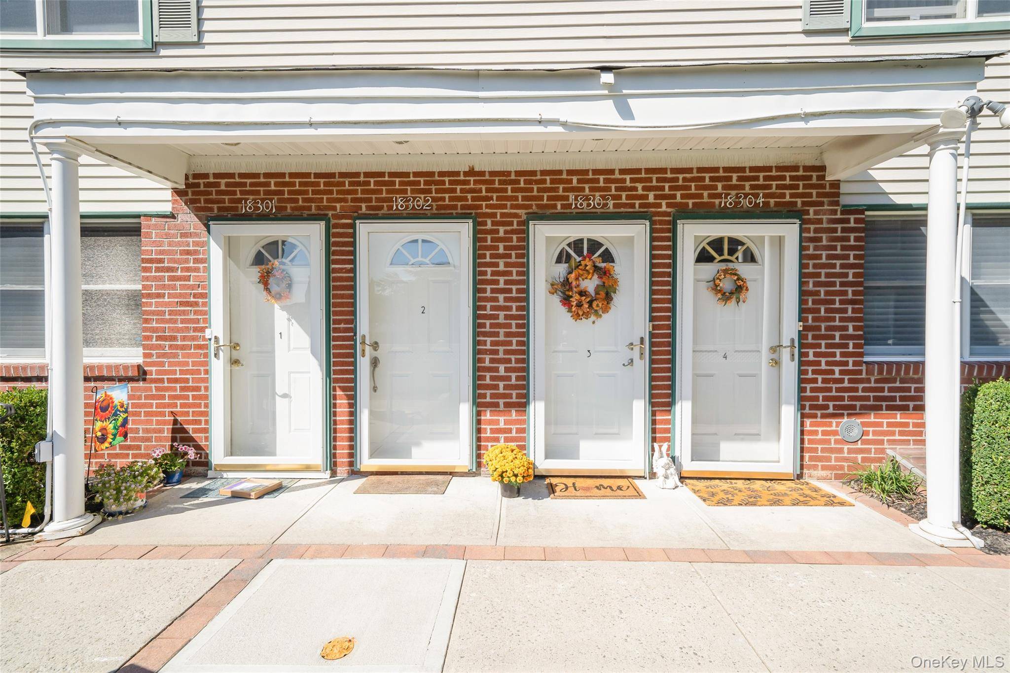 Welcome to this highly desirable 2nd floor corner unit offering 980 sq.