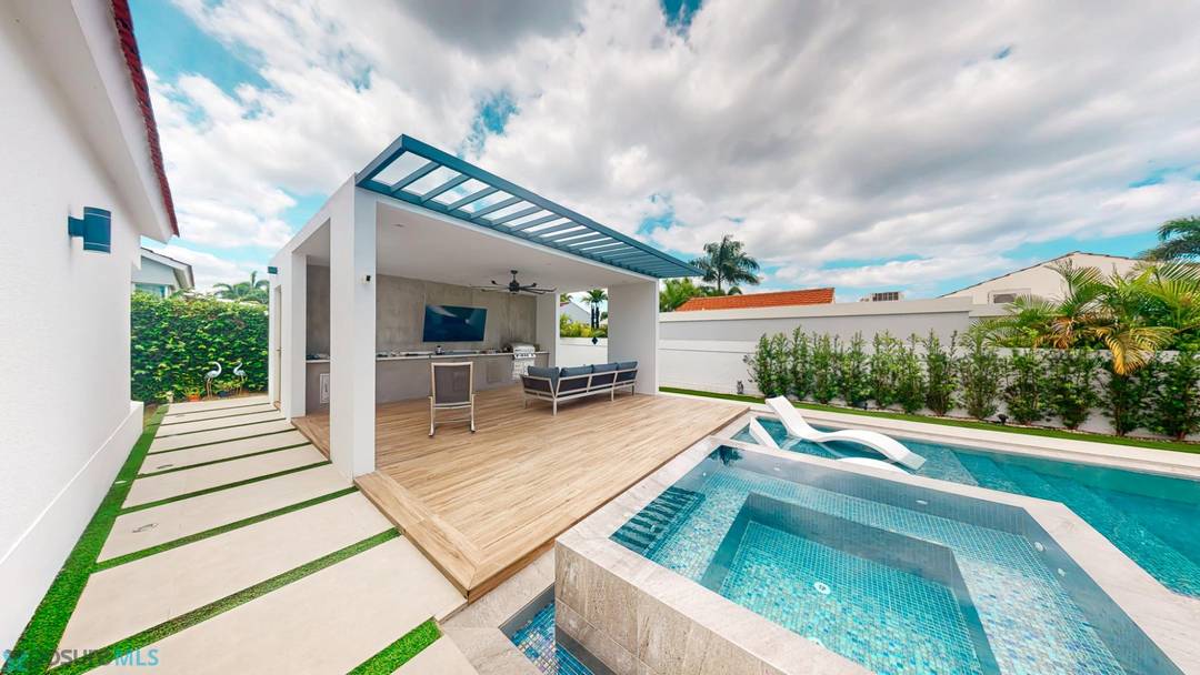 SABANERA DORADO, CORREDOR DE LA ARBOLEDA, CALLE YAGRUMOS. House Dorado