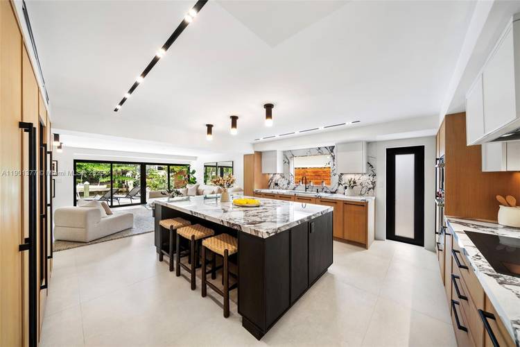 A Modern Boater s Paradise This exceptional waterfront residence in Coconut Grove seamlessly blends architectural elegance with contemporary comfort.