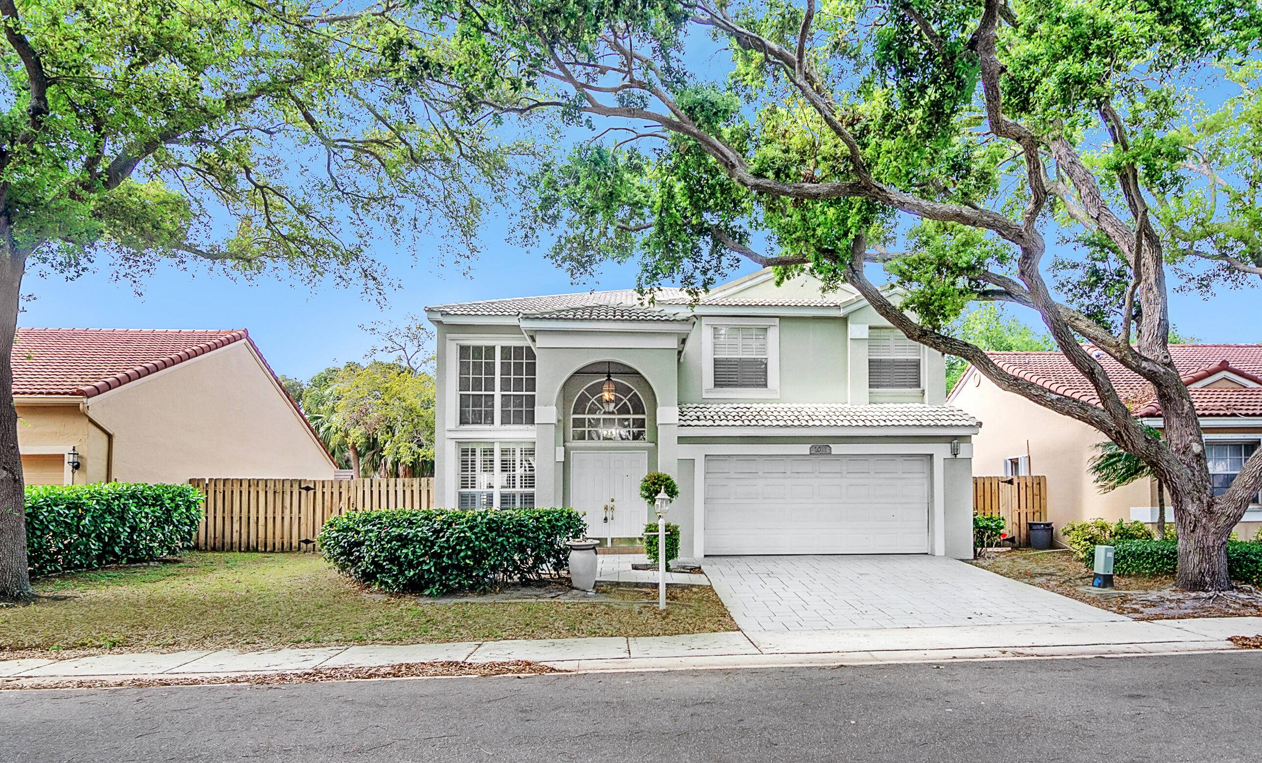 4 bedroom, 2. 5 bath home in lovely Siena Oaks located in a prime location in Palm Beach Gardens.