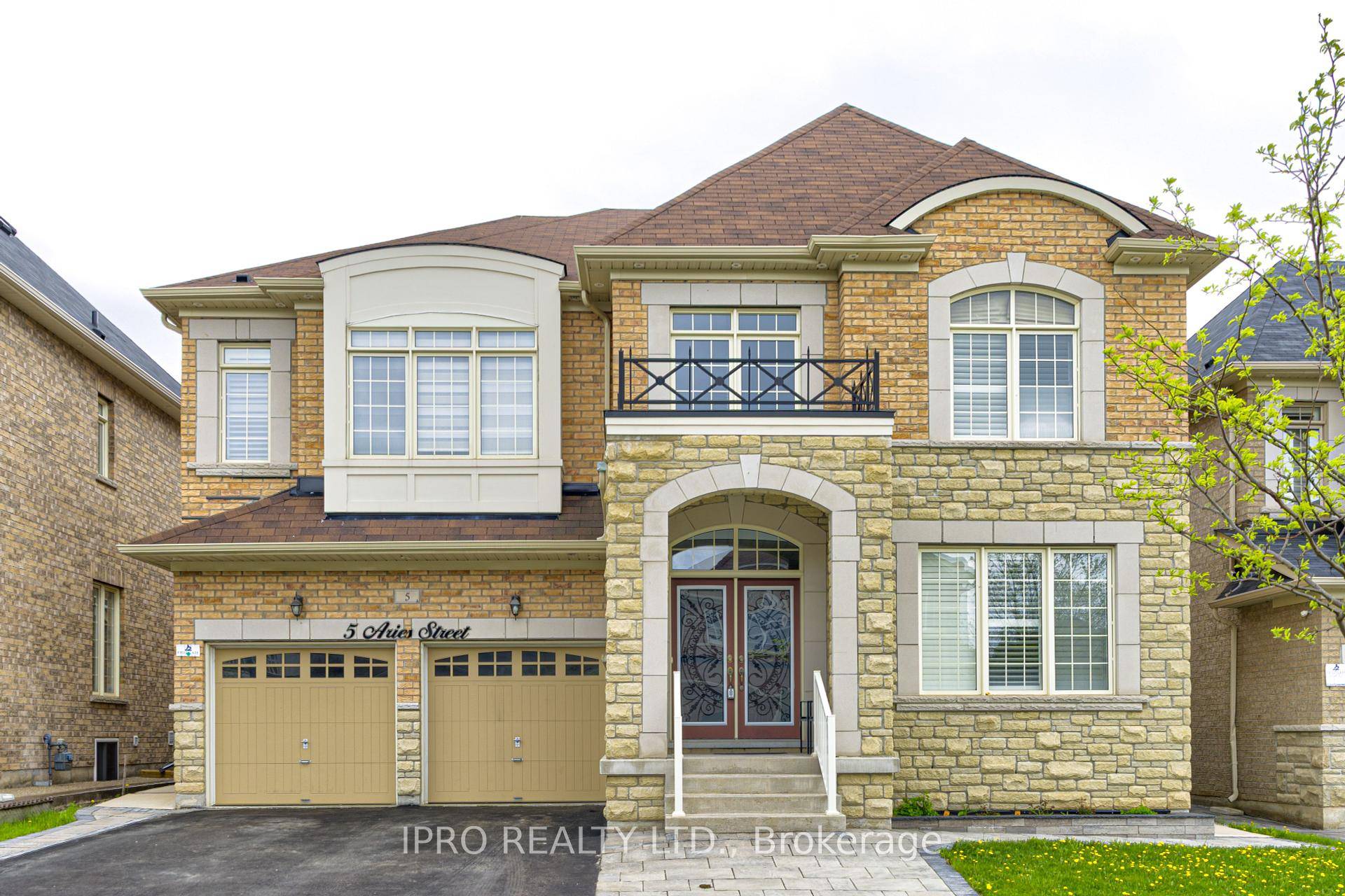 Welcome to this exquisite 5, 000 sq ft of living space featuring 6 2 spacious bedrooms and 6 washrooms, perfect for multi generational living.