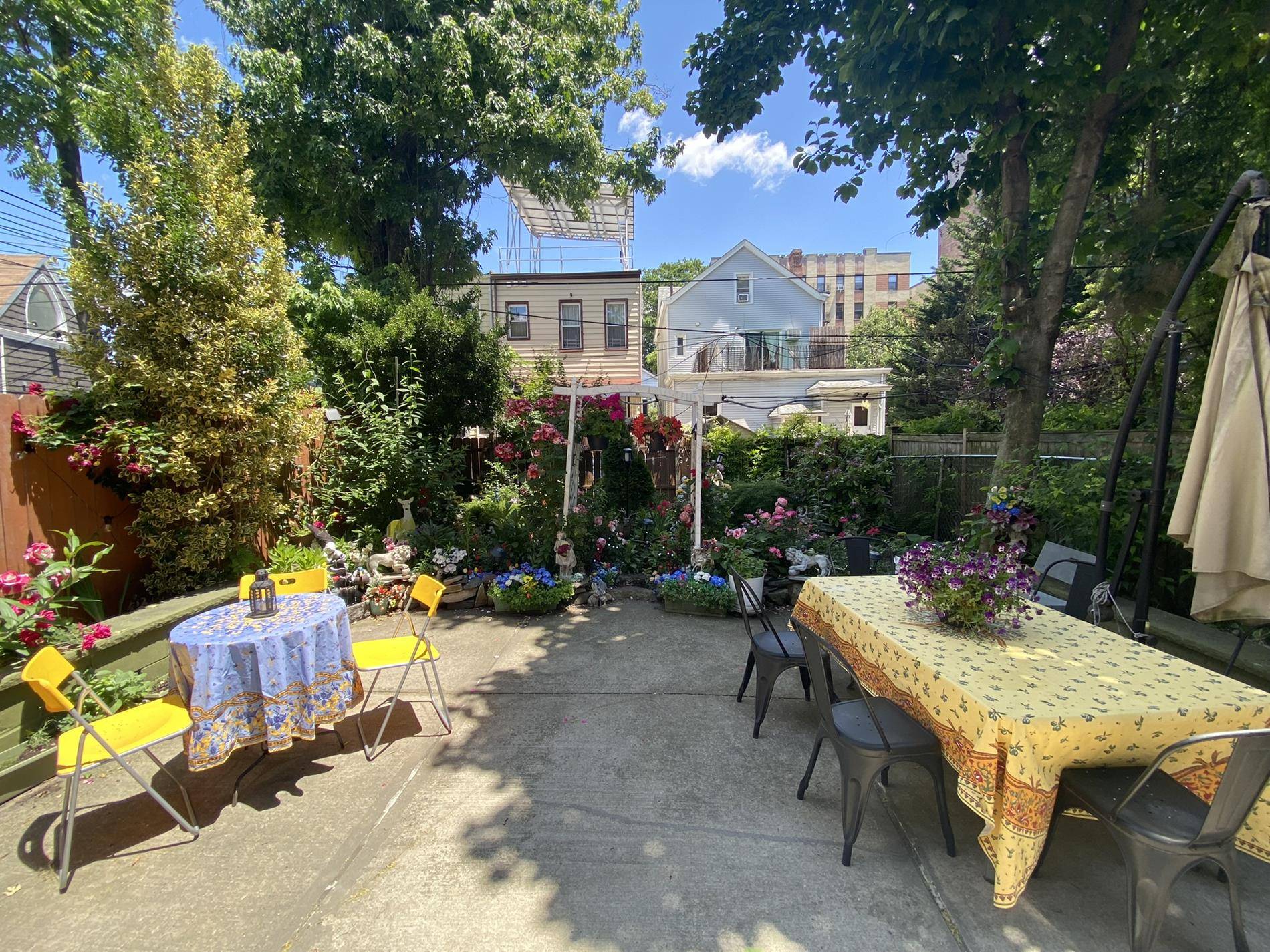 DWELL Residential is proud to present this bright and spacious 1150 SF, 2 bedroom den floor through apartment, plus access to the lovely back garden, in a beautiful Windsor Terrace ...