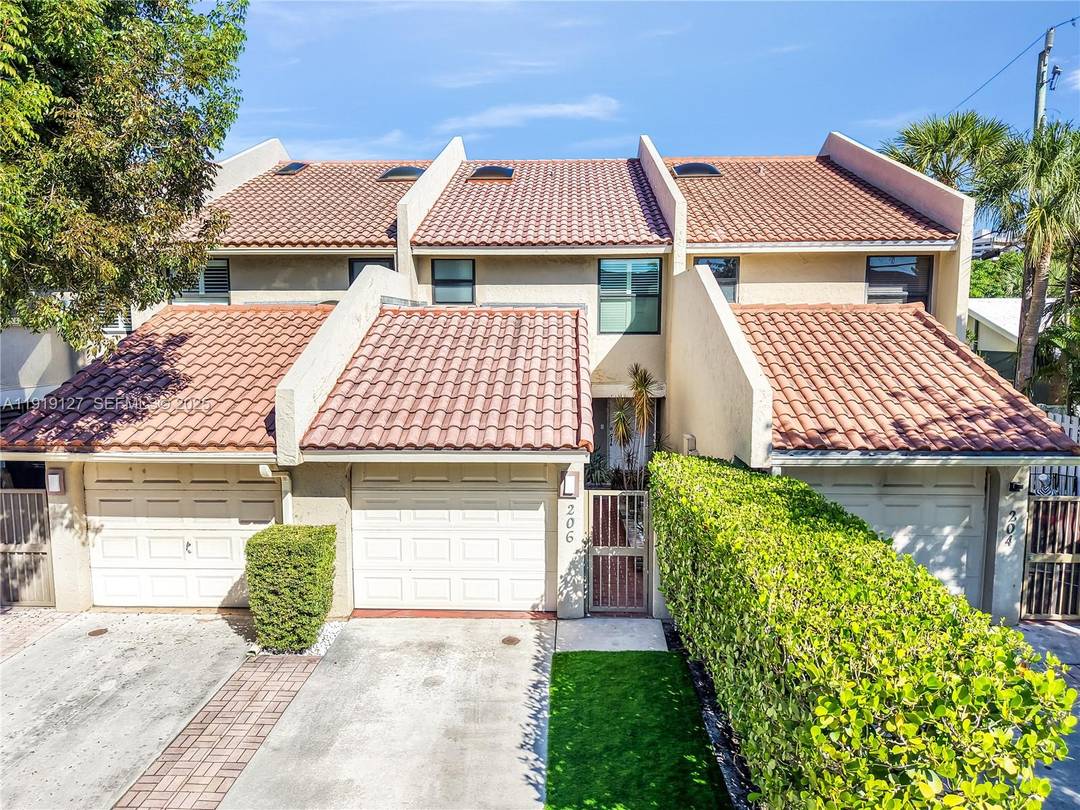 Rare 2BR 2. 5BA Beachside Community Townhouse Just 2 Blocks to the Ocean, 3 Parking Spots amp ; Rental Flexibility !