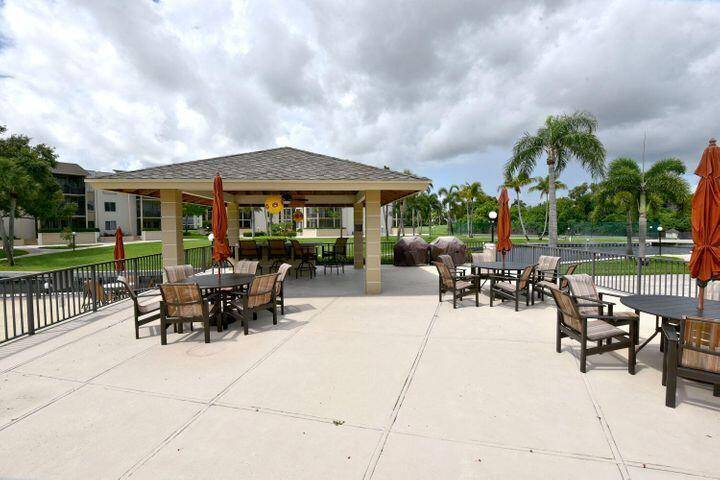 Immaculate ground, floor, completely renovated, huge balcony, walk to Curt yard, feeling of a house, all tile floors, granite best location by turnpike 95, walk to shops, restaurants, beach 5 ...