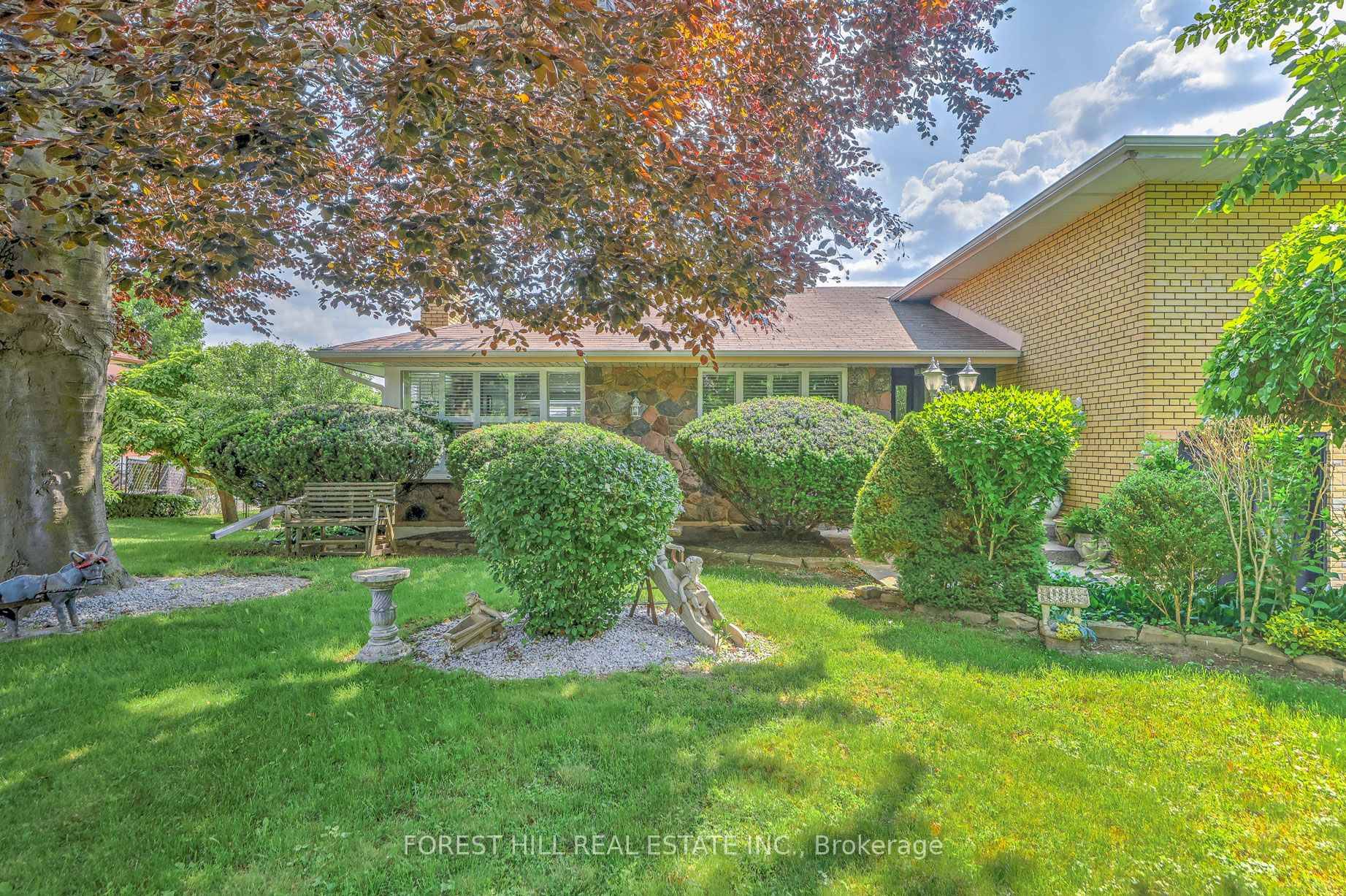 An absolute Gem with one of the biggest lots in the area, located on a quiet street with a combination of urban appeal and natures serenity and zen with an ...