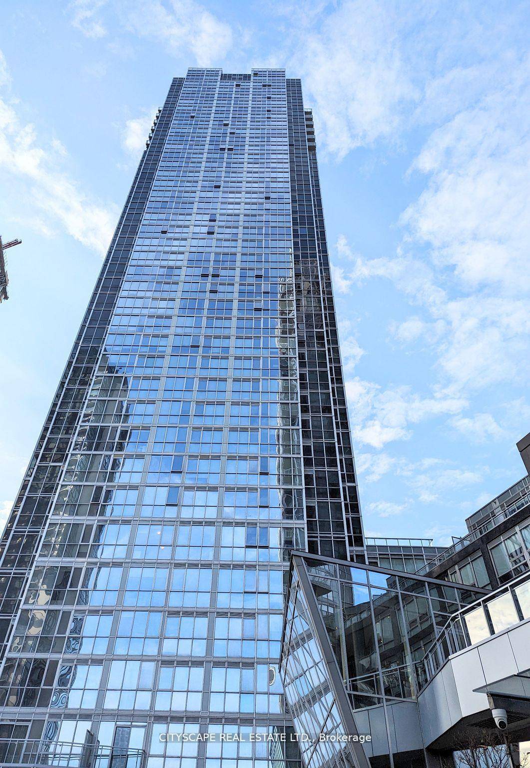 Live in luxury at the heart of Vaughans vibrant business hub !