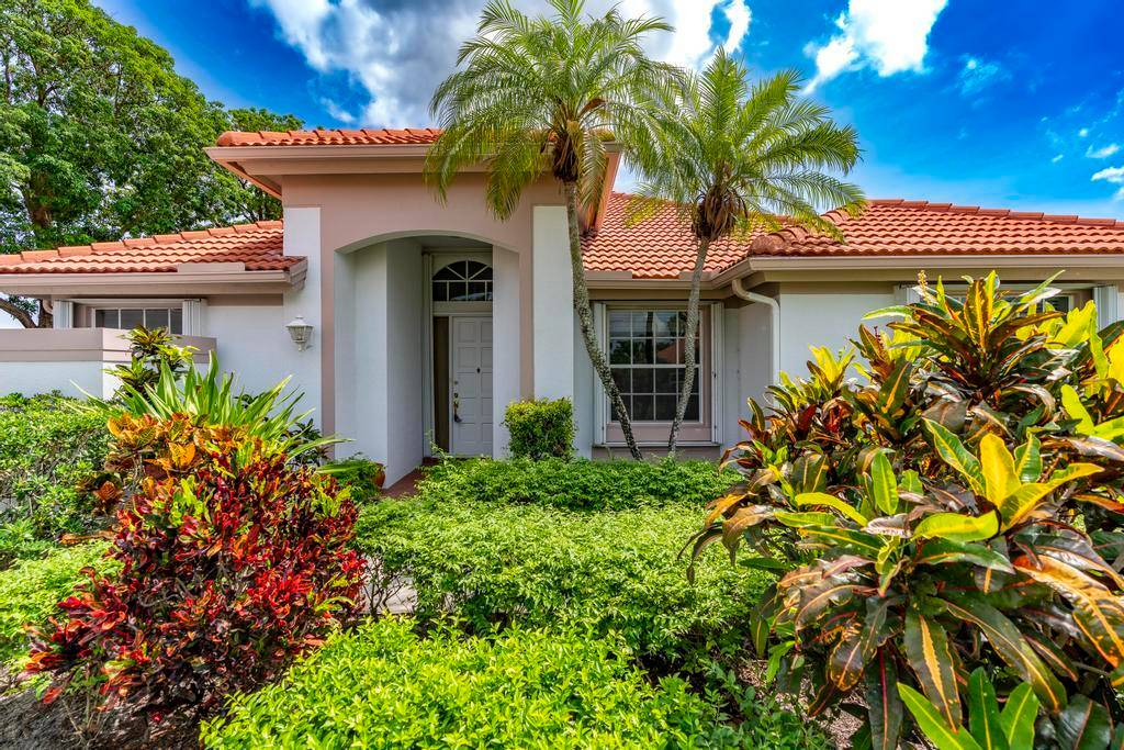 ONE OWNER 3BR 3BA POOL HOME IN DESIREABLE EAGLETON ESTATES SECTION OF PGA NATIONAL.