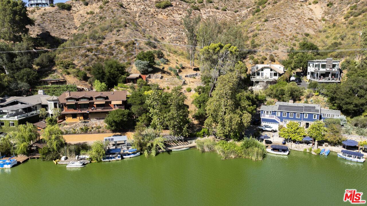 2100 Lakeshore Dr La