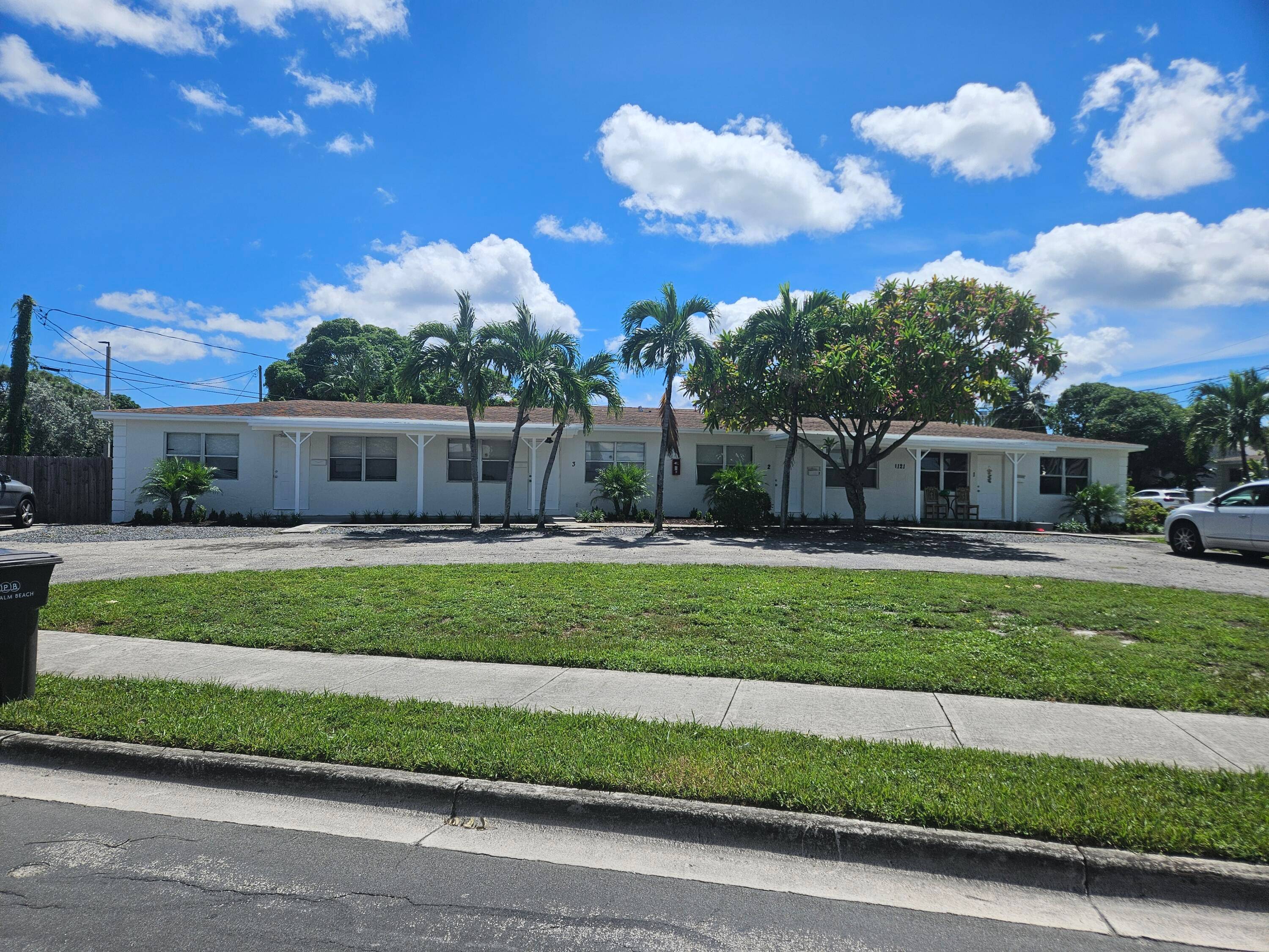 Nicely updated Quadplex with FOUR 2 bedroom1 bath units.