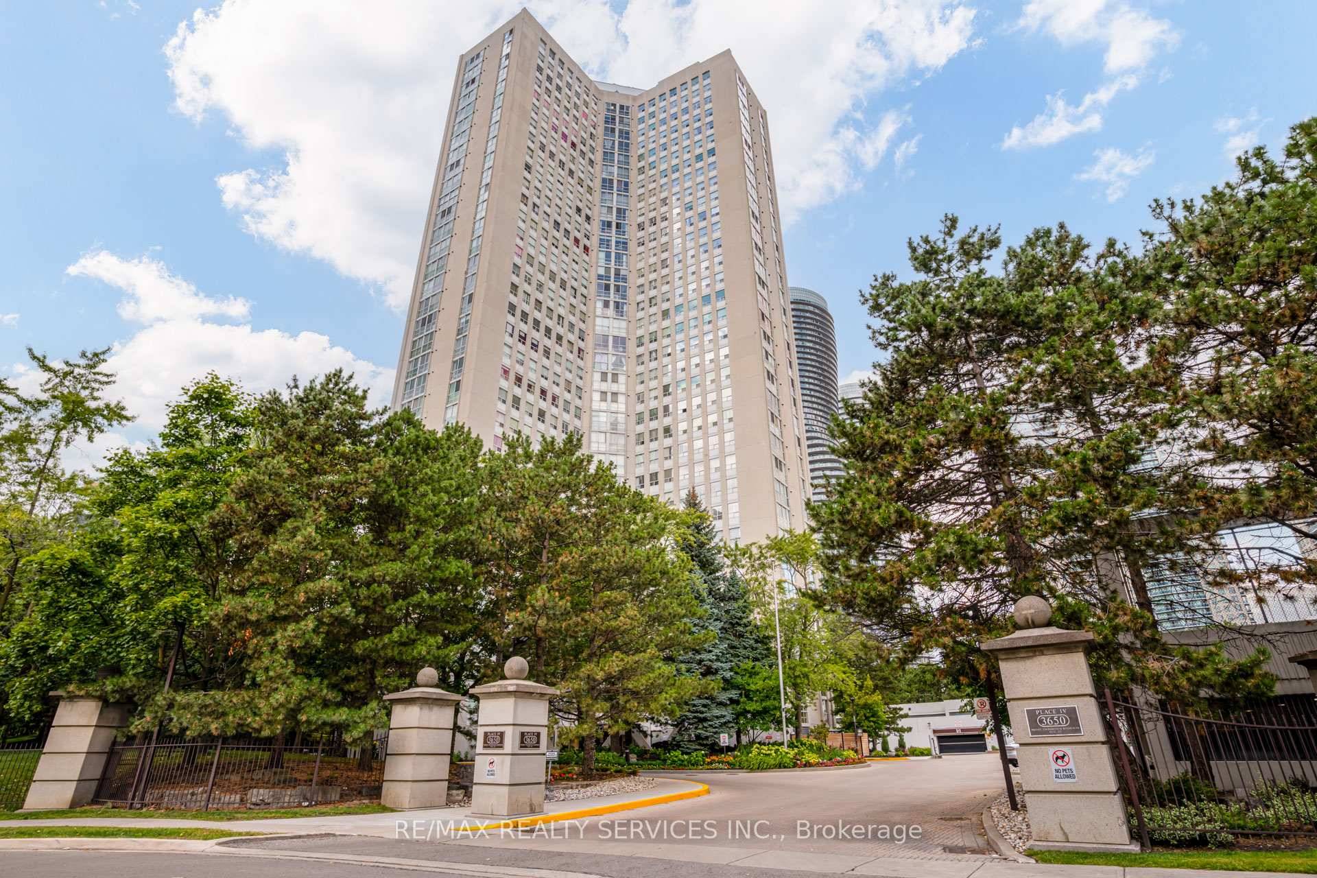 Welcome to 3650 Kaneff Crescent, Unit 1508 a bright and inviting condo featuring an abundance of natural light and a highly functional layout in one of Mississauga's most desirable locations.