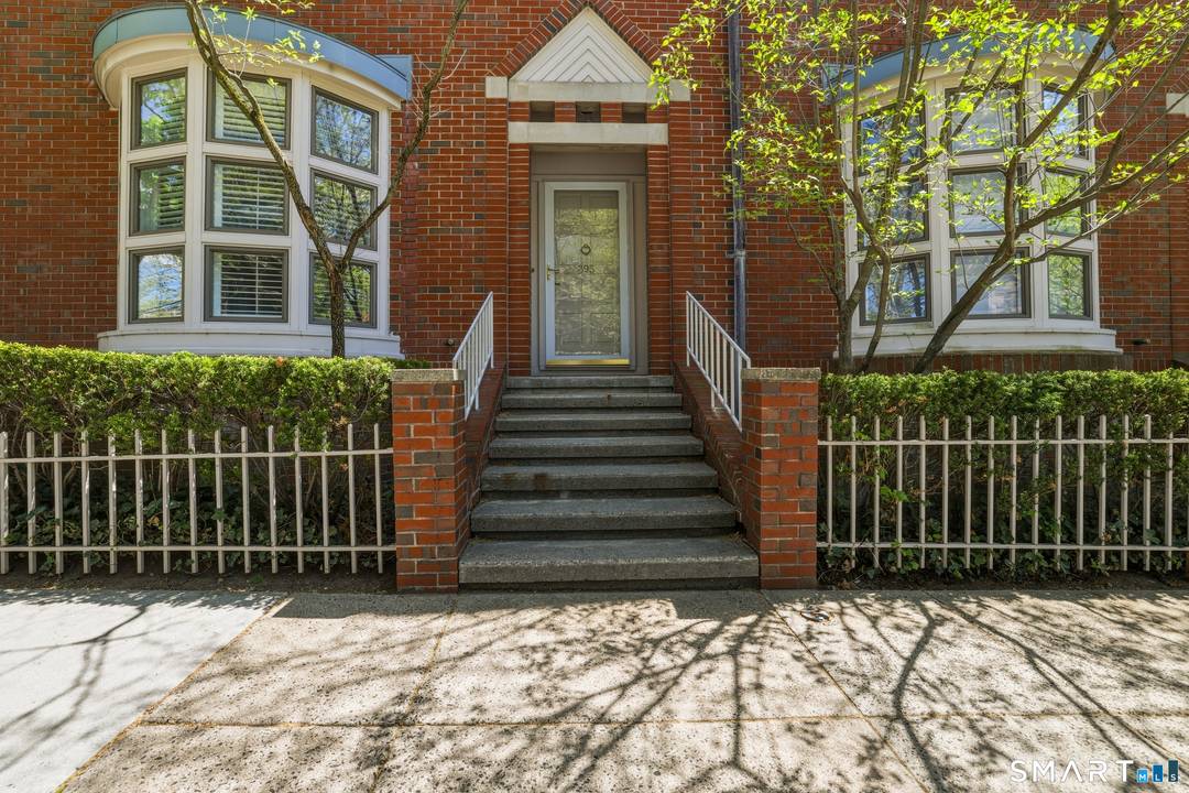 Exceptional Townhouse Condo in the Heart of Downtown New Haven Located on the Yale campus, this beautifully remodeled 3 bedroom, 2.