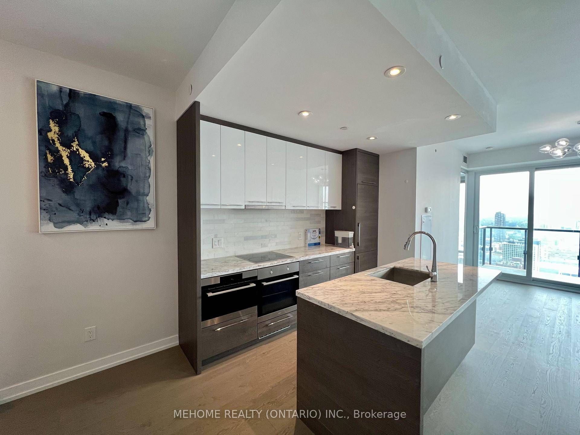 Offering a luxurious unit with 2 bedrooms and 2 bathrooms living in the Iconic Building of Residences of U Avenue in the busy metropolitan city.