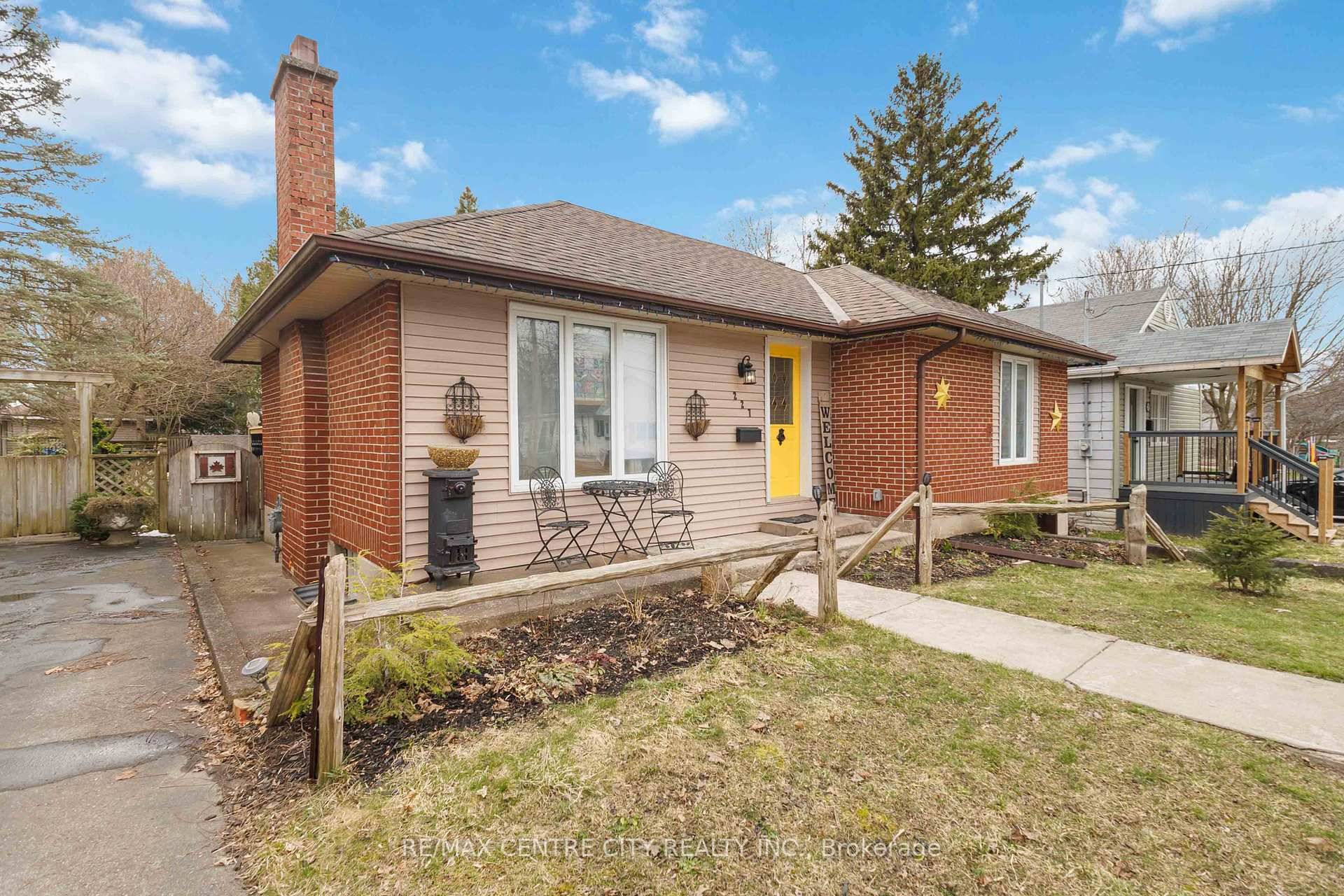 Welcome to this cozy and inviting brick bungalow nestled in the heart of the city, offering the perfect blend of comfort and convenience.