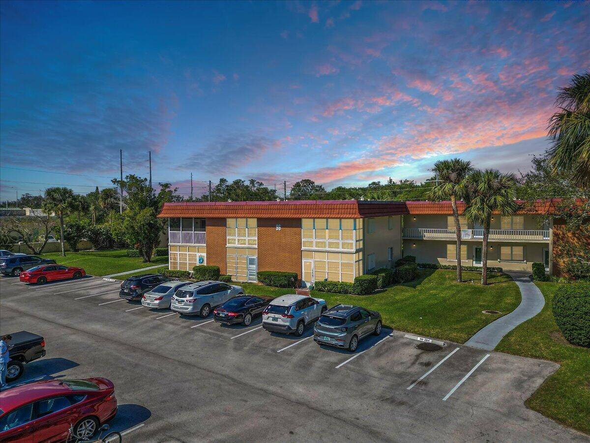 Ultra clean, nicely furnished 2BR 2BA condo tucked into the NW corner of Vista Royale !