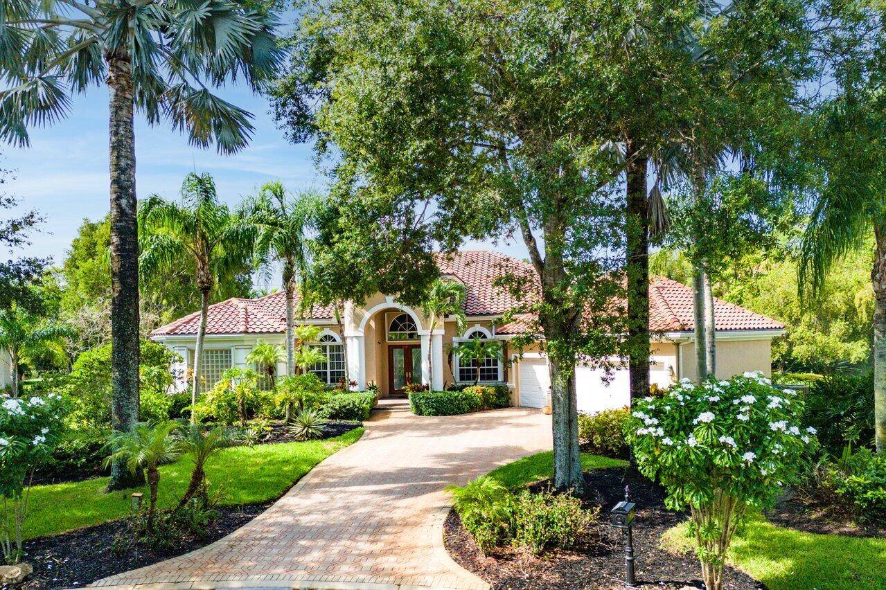Welcome to this stunning estate home, ideally situated at the end of a canopied, tree lined road on a peaceful cul de sac in one of Wellington's most sought after ...