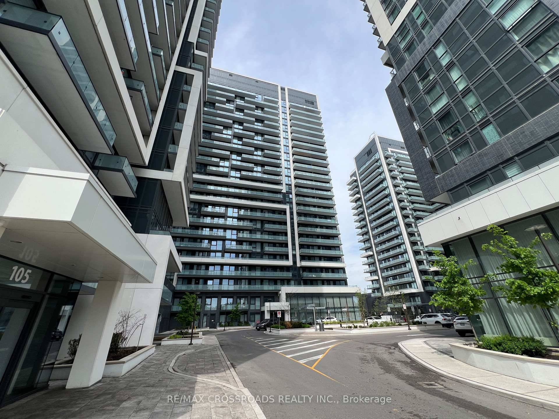 Lovely 1 bedroom plus den unit comes with parking and locker located in one of the most desirable neighbourhoods in Richmond Hill.