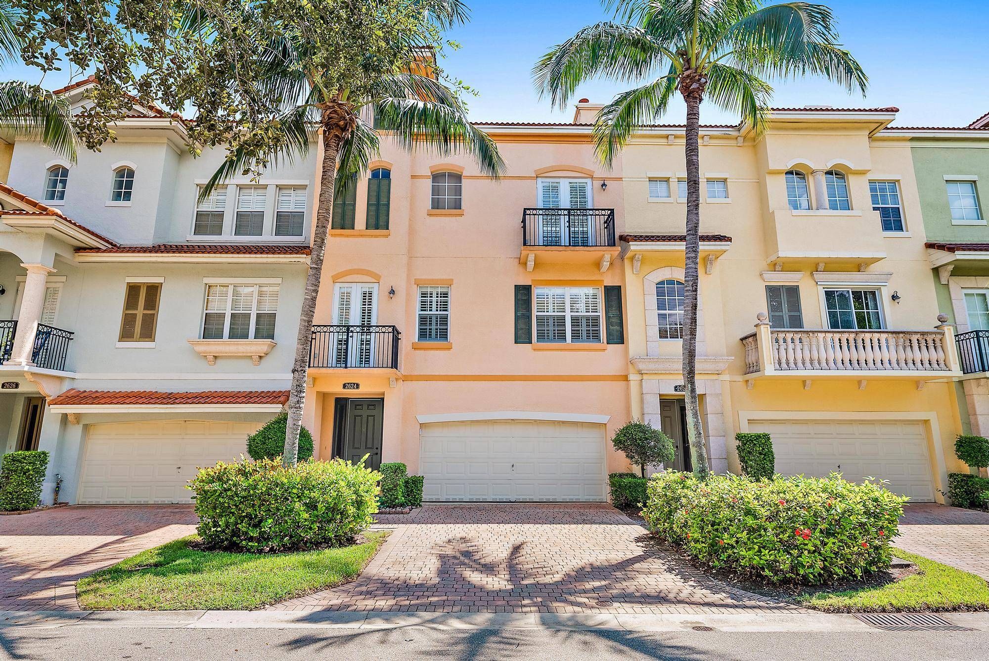 BEAUTIFULLY FURNISHED 3 BEDROOM TOWNHOUSE WITH A GARAGE AND DRIVEWAY IN THE GATED COMMUNITY OF HARBOUR OAKS WALKING DISTANCE TO CARMINE'S MARKET, RIVER HOUSE, GARDENS MALL AND DOWTOWN AT THE ...