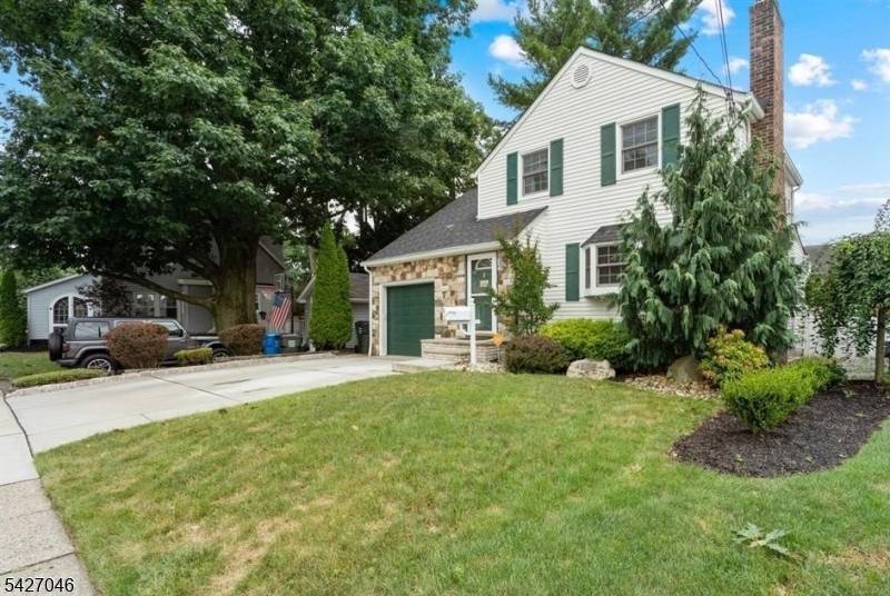 A Beautiful Woodbridge Colonial is waiting for you !