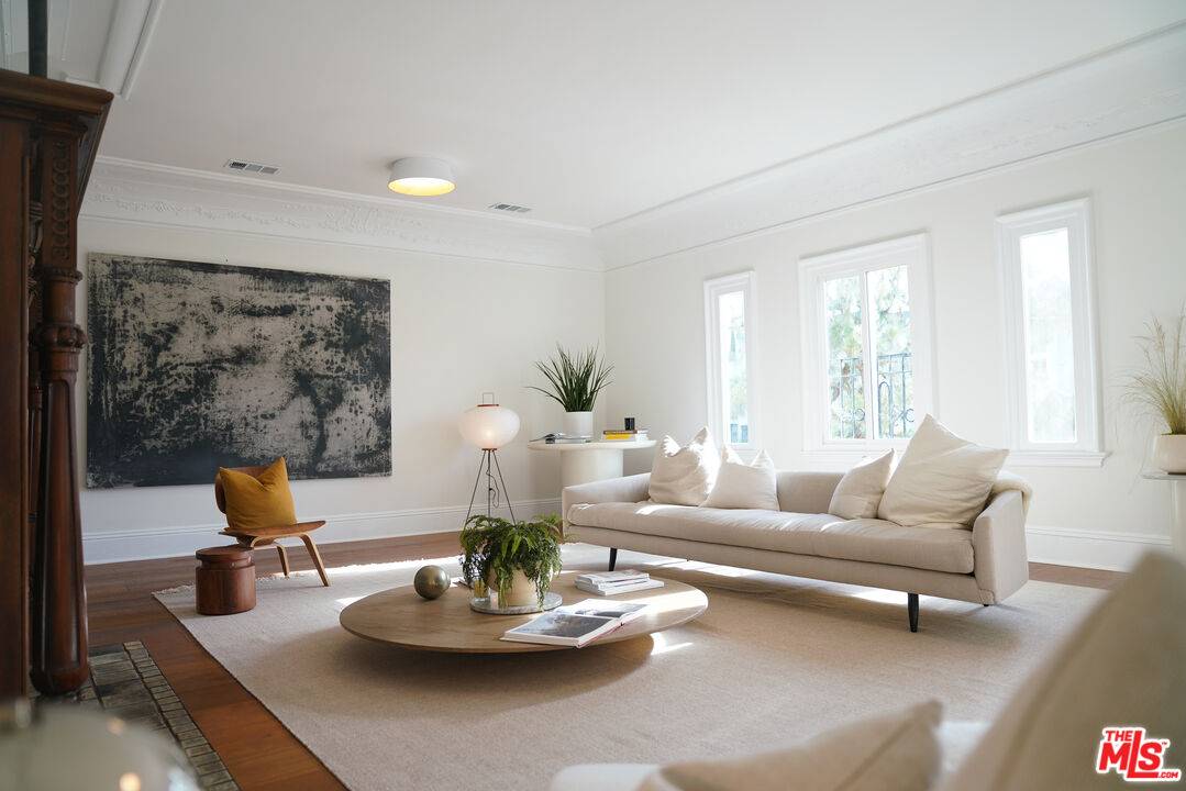 326  S Kingsley Dr 3BR La