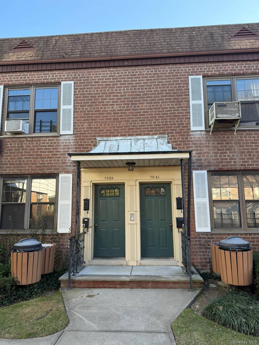 Renovated 2 Bedrooms amp ; 1 Bath on 2nd Fl in Kew Gardens Hills, 753 SQFT, Hardwood Floors, Convenience Location near highway 678 Van Wyck Expressway.