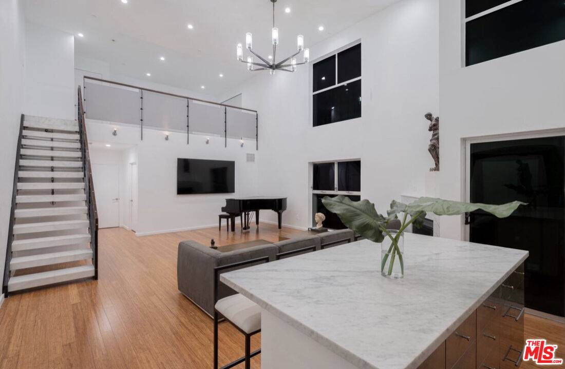 7062 Hawthorn Ave 2BR Hollywood Hills East La