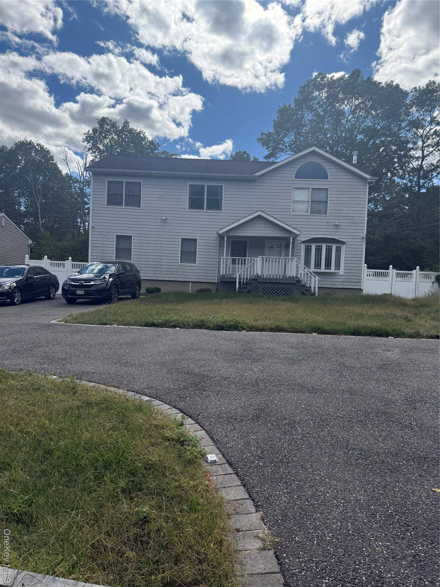 Large 5 Bedroom 4 bathroom Home Located in Ronkonkoma.