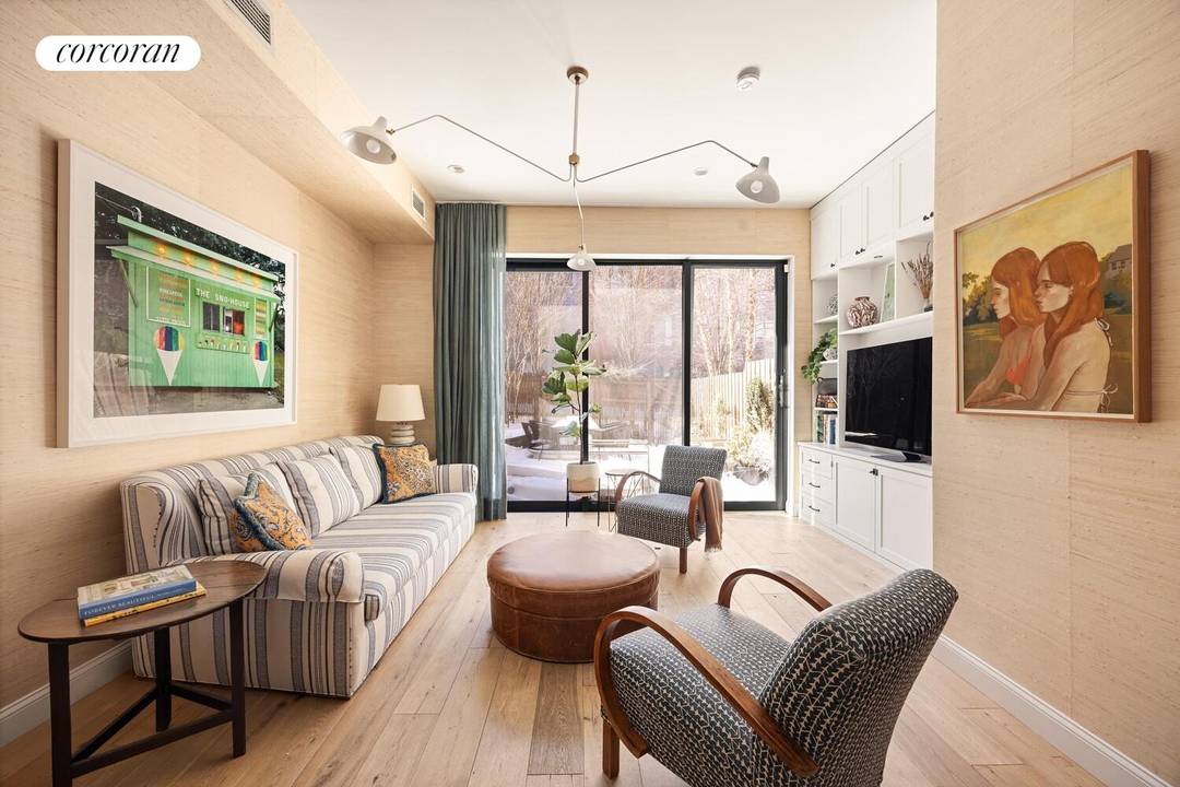 Stunning and mint condition 1 family townhouse offers the best of the old and the new.