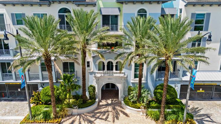 This Gorgeous Penthouse is Perfect for Those Seeking a Luxurious Beachfront Lifestyle !