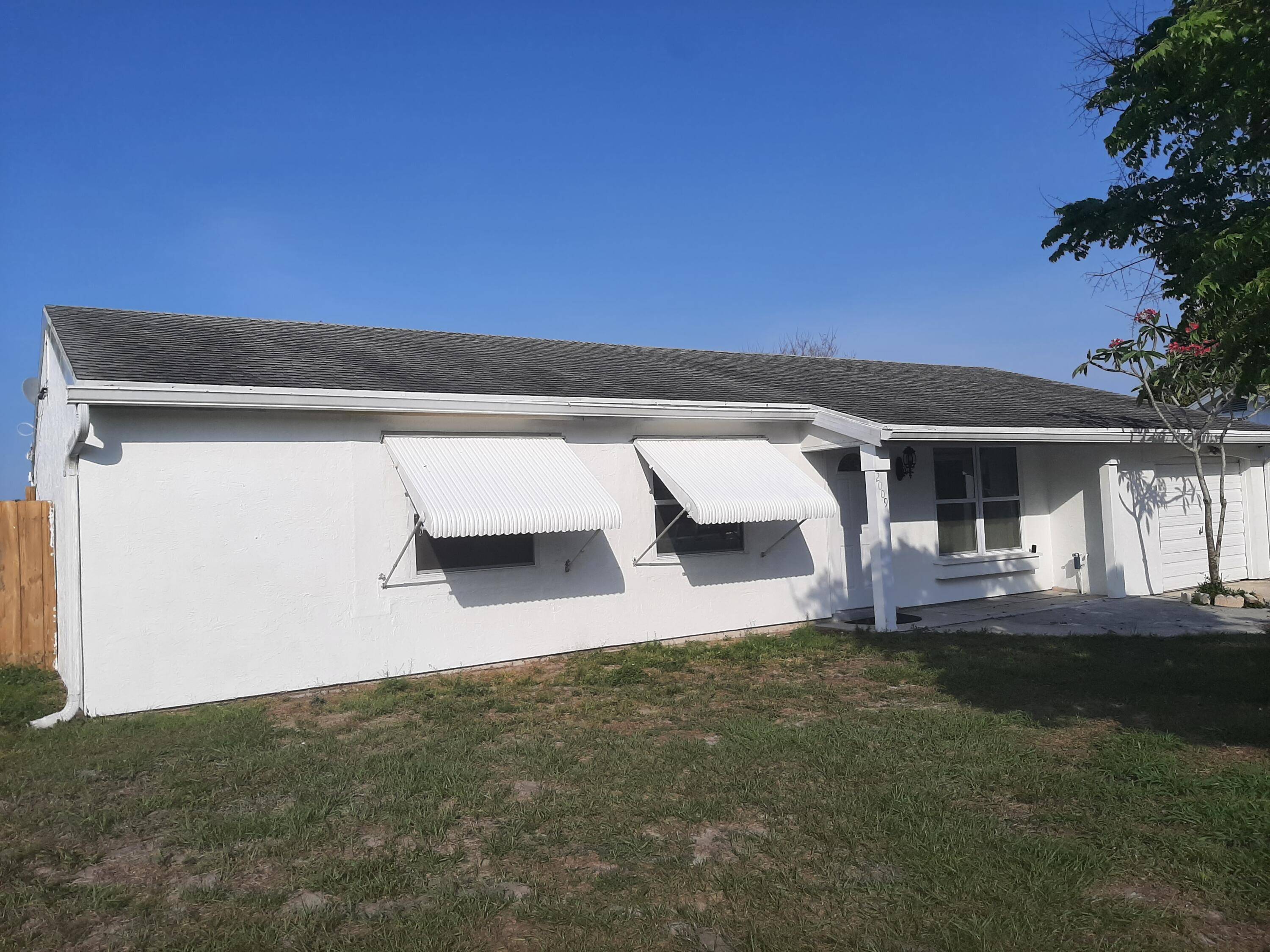 Discover the exceptional versatility of this charming single family home, ideally situated in a central location near the Civic Center, St.