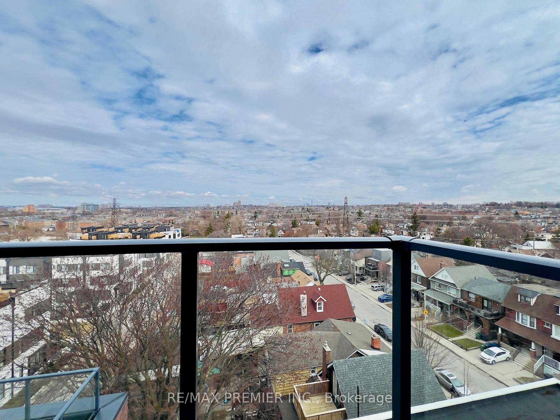 Welcome To This Bright 1 Bedroom, 1 Bathroom Corner Unit In Reunion Crossing.