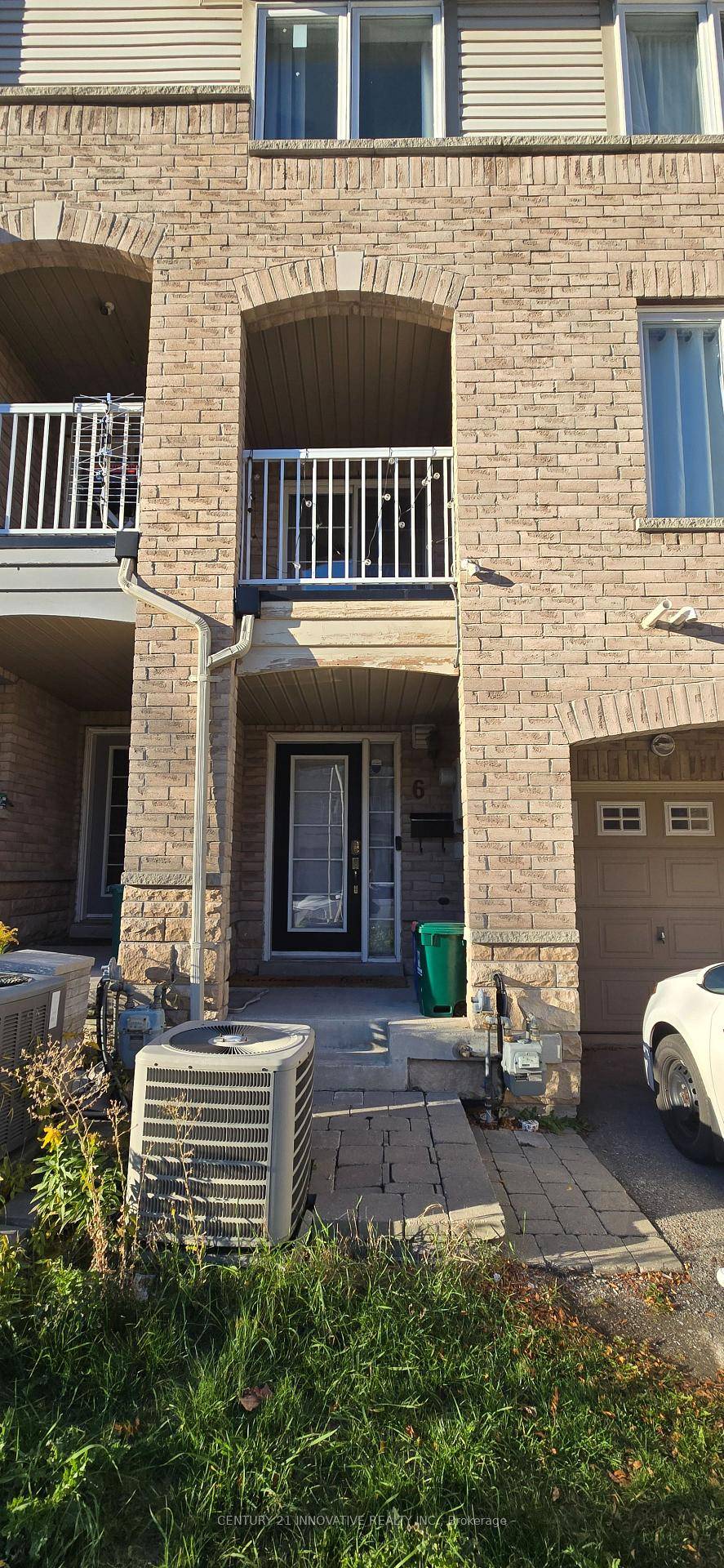 Beautiful and spacious freehold townhome available for lease in a prime Ajax location !