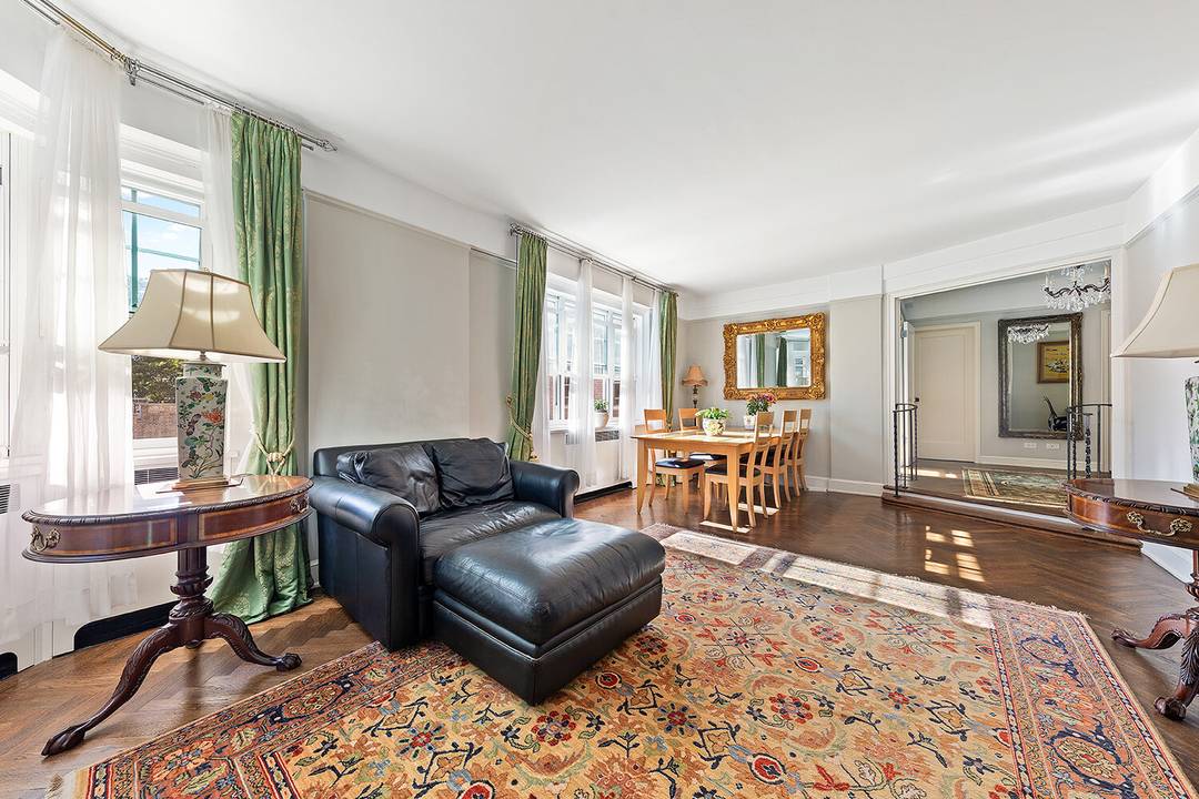 Renovated mint condition L shaped one bedroom with large entrance foyer is truly move in ready.