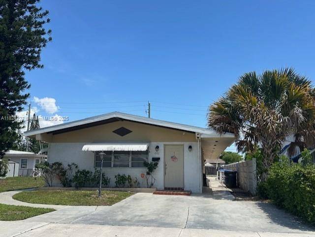 Investor s dream ! Fully occupied 3 unit attached triplex with strong rental history.
