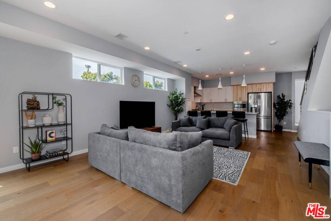1246 1/2 Gordon St 3BR Hancock Park La