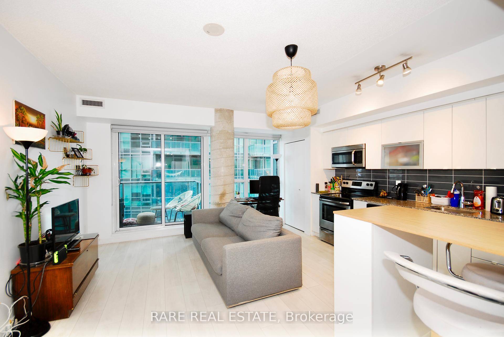 Welcome to Liberty On The Park a fantastic one bedroom residence that offers more space than the typical sub 500 sqft condo.