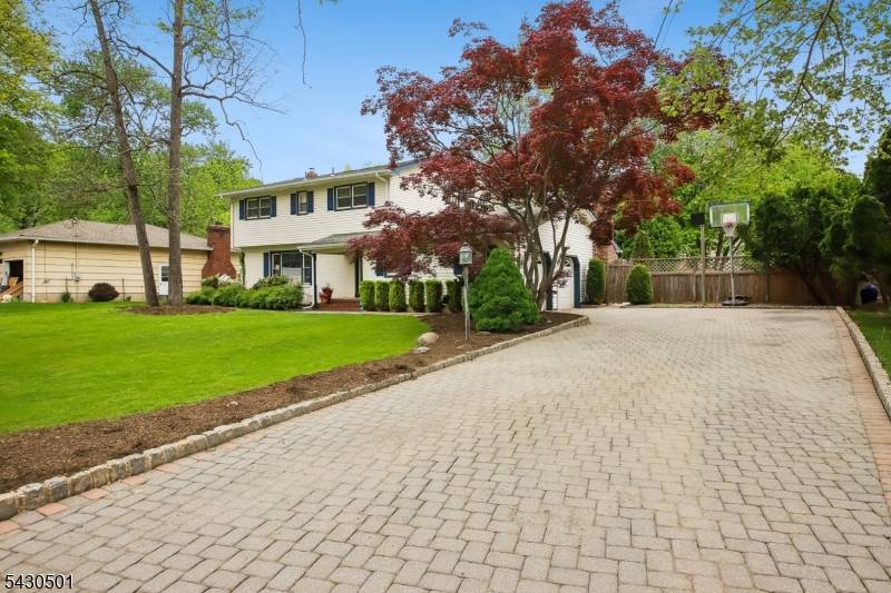 A commuter's dream in a highly sought after neighborhood !