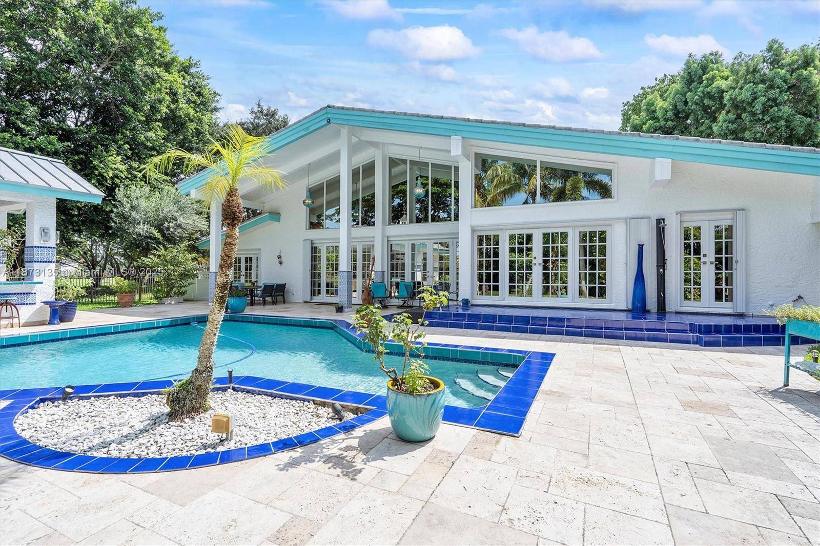 Welcome to Plantation ! Behind the gates of Coco Plum Estates and set along the golf course, this residence offers 24 7 manned security and privacy on the community's largest ...