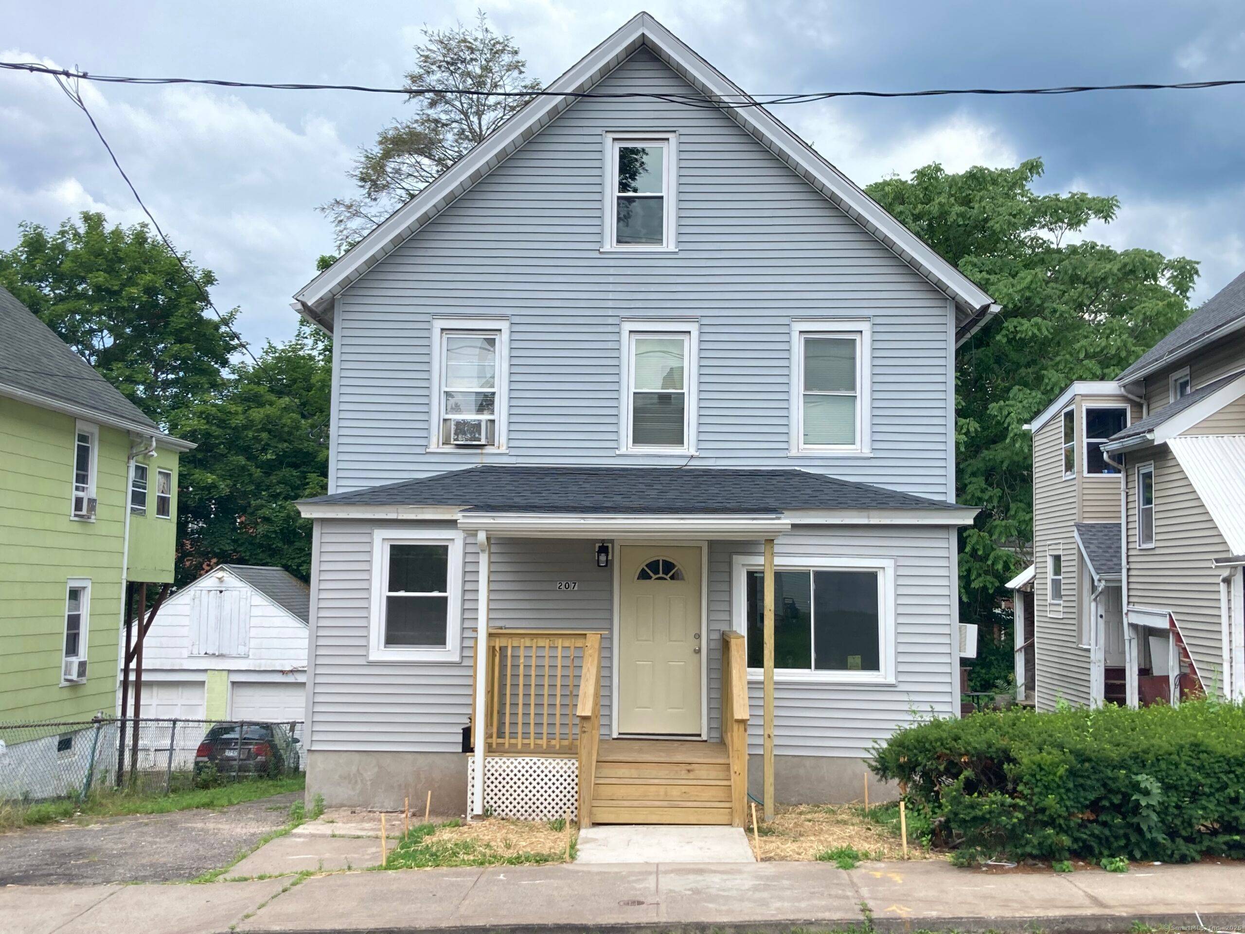 Two side by side two families in Middletown !