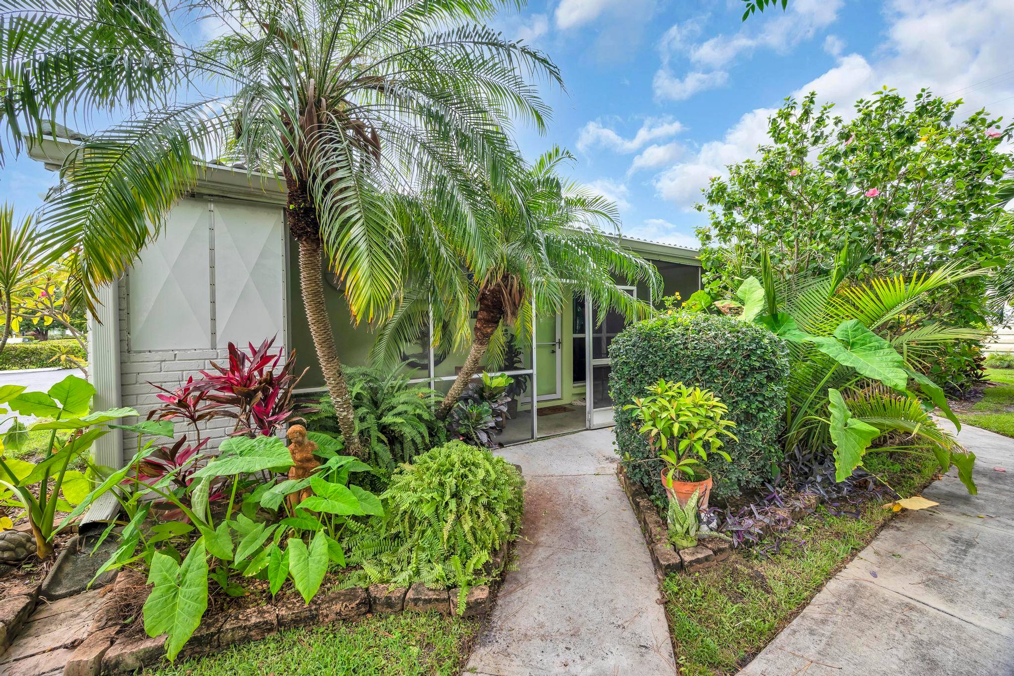 Completely updated 2 bed, 1 bath single story condo in the peaceful, all ages community of Kingman Acres II in Stuart.