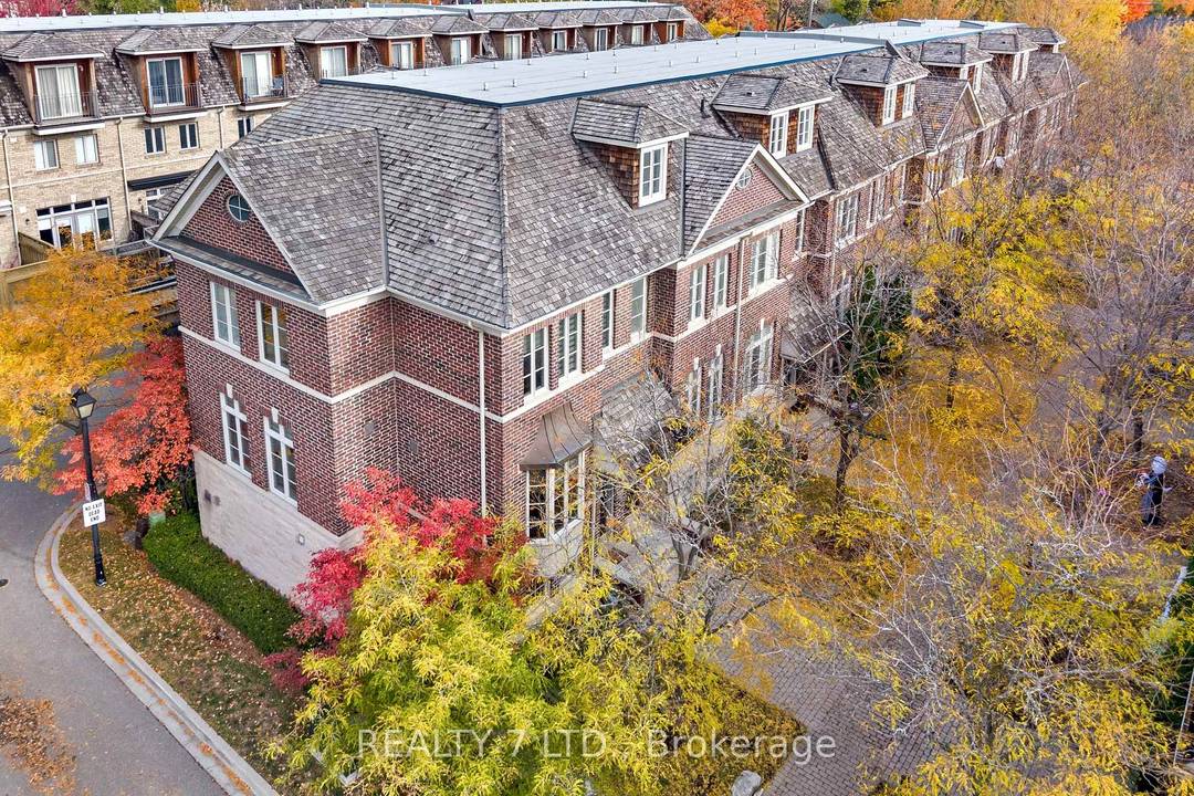 Meticulously Maintained Executive Style Freehold 3 Br Townhome Dunpar Built.