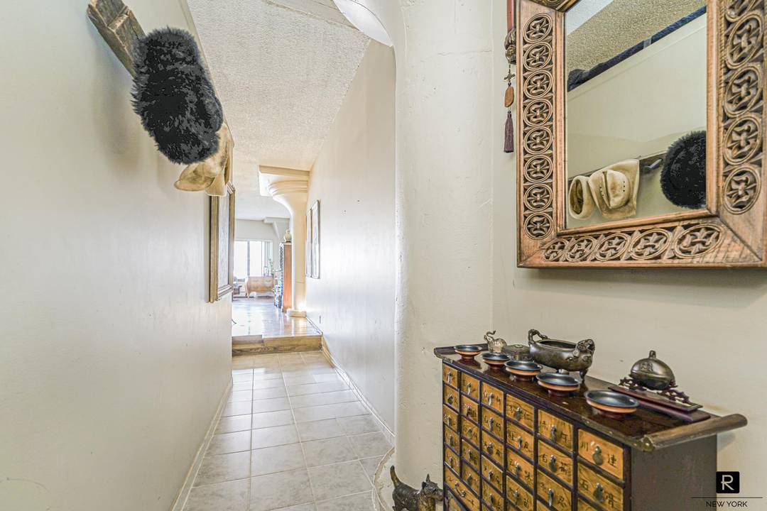 Move in ready ! 5J is an open loft 1Br with beautiful water and glistening NYC skyline views.