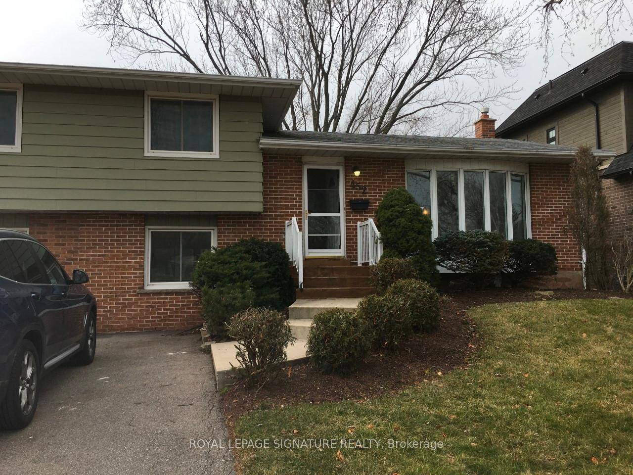 Mature family friendly neighborhood, fantastic 60' 125' lot with a fully fenced backyard suitable to build your dream home.