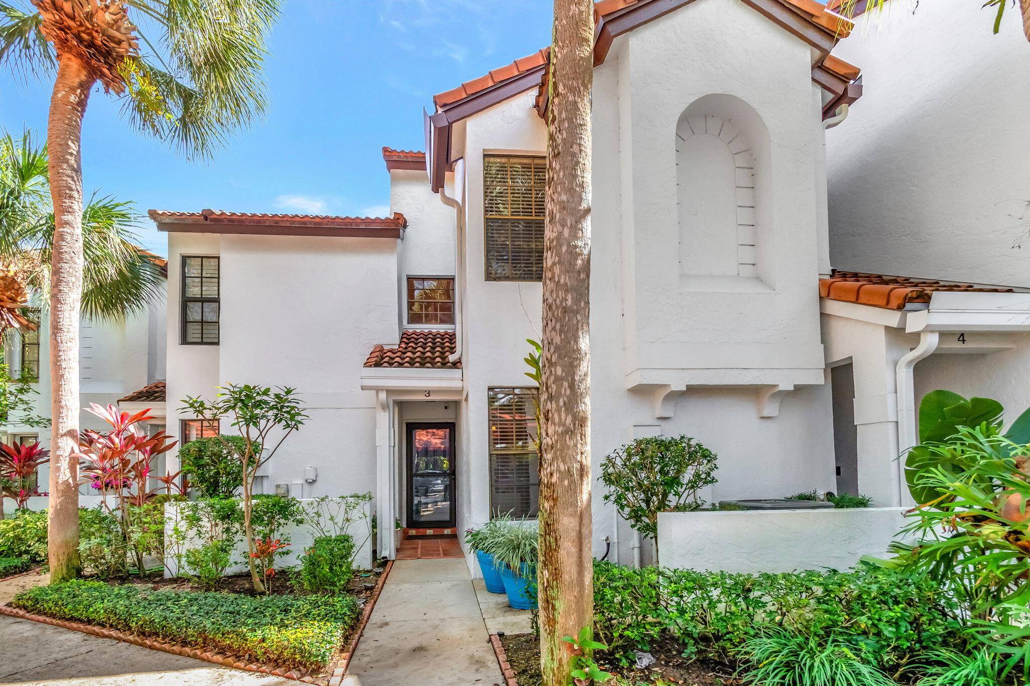 Welcome to this wonderful 3BR 3BA townhome in the sought after gated community of Mariners Cove.