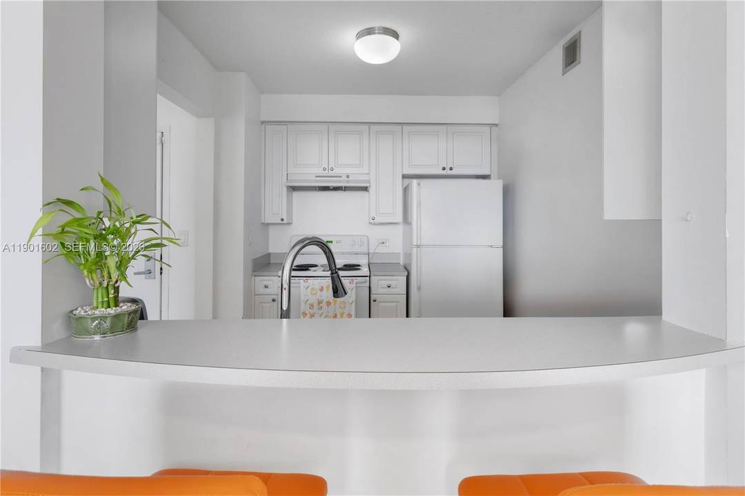 Beautiful 2 bed, 2 bath apartment very close from the heart of Brickell.