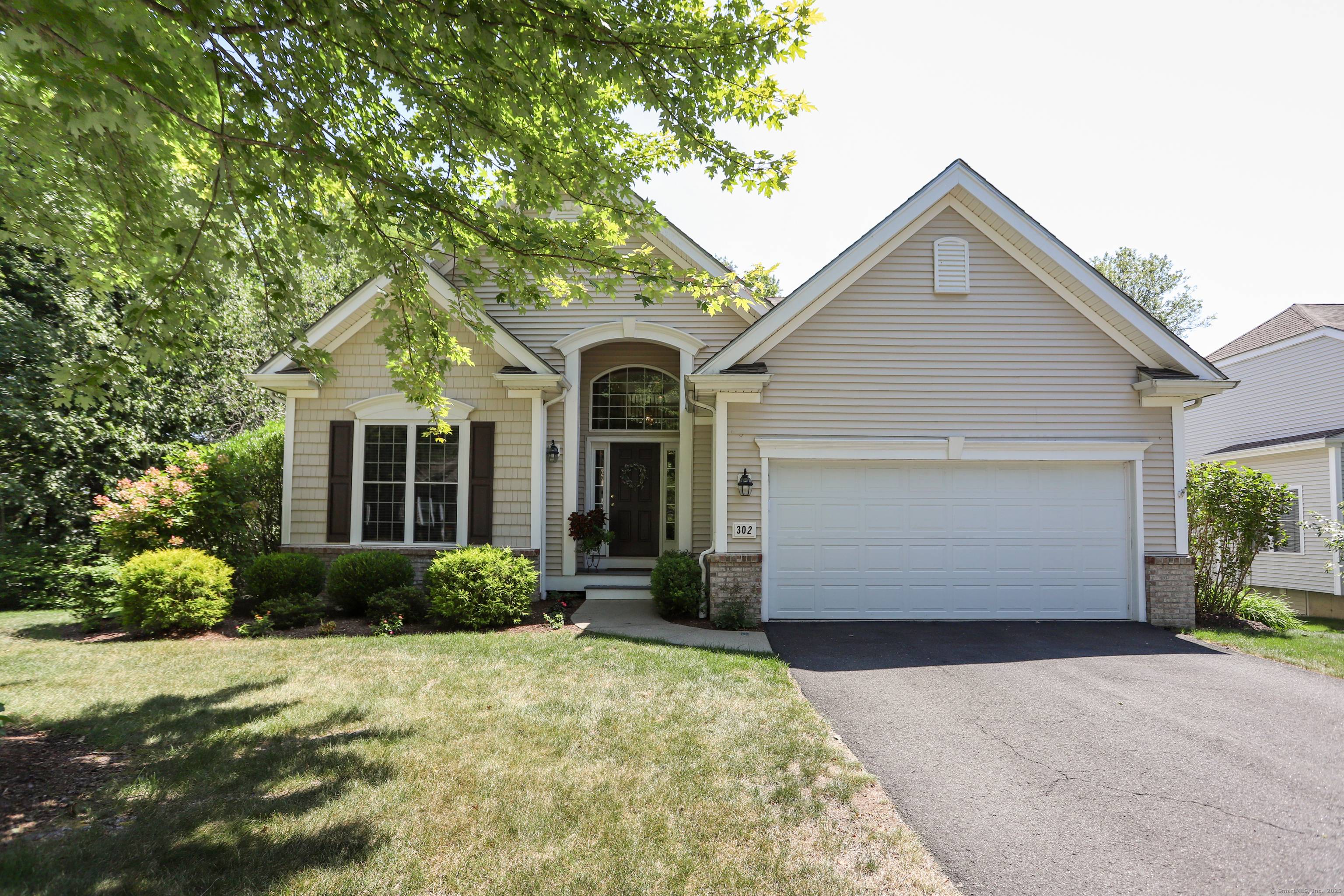 Welcome to this free standing Laurel model in the sought after Oxford Greens community.