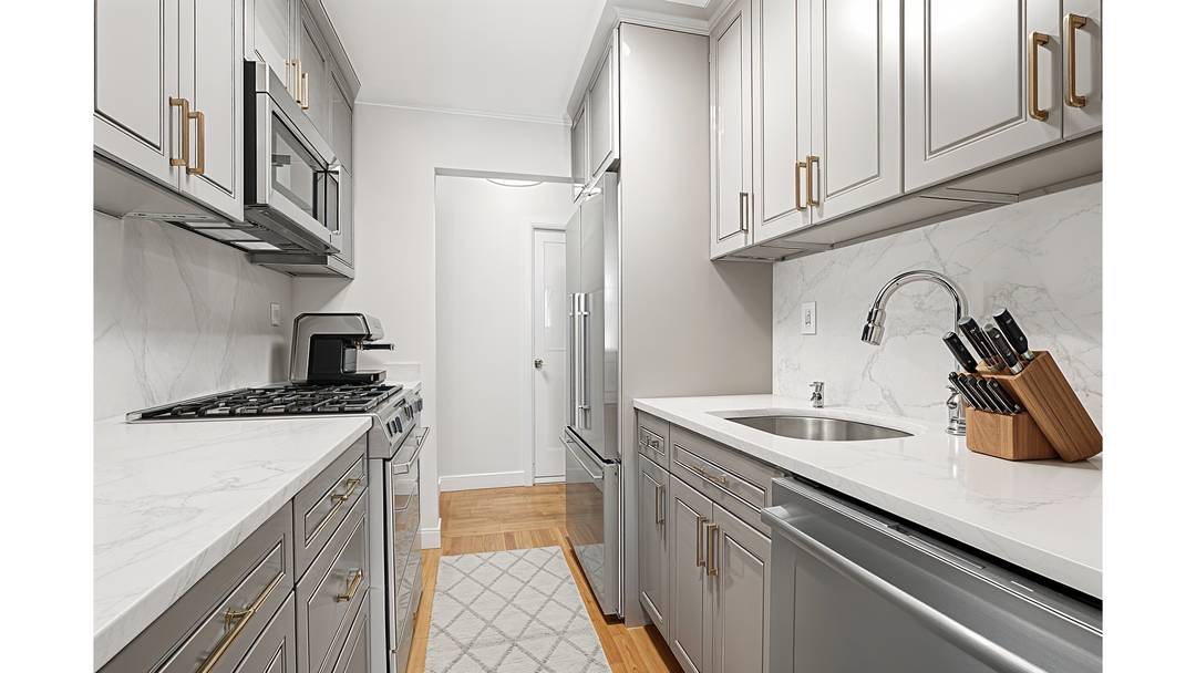 Perched on a coveted south and west corner, this beautifully renovated two bedroom, two bathroom residence offers an exceptional combination of light, scale, and sweeping Manhattan skyline views, including the ...