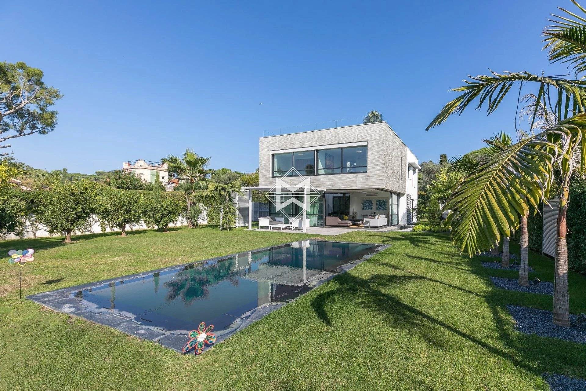 Newly-built contemporary villa close to the beach