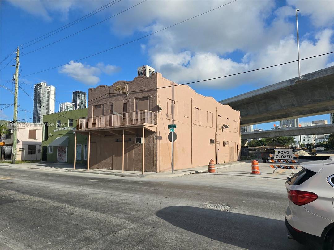large building in up and coming area has 10 room on second floor Virtual Tour https www.