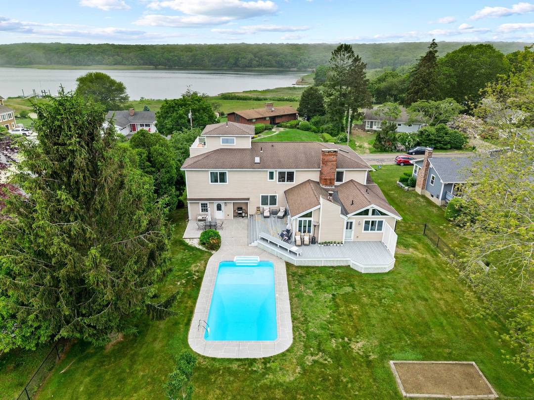 Coastal Elegance in Mumford Cove !