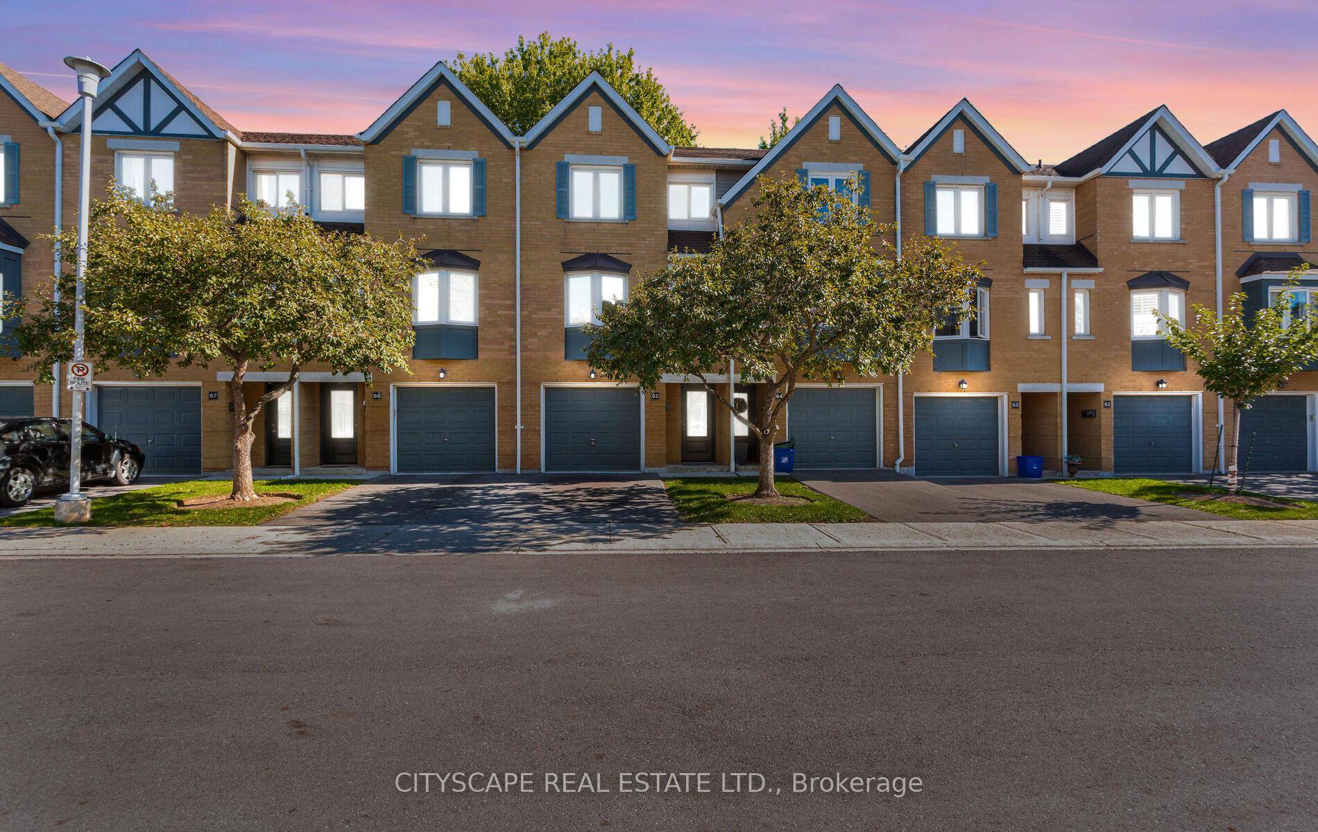 Lovely Executive Townhome in Prestigious Glen Abbey Welcome to this beautifully maintained executive townhome, nestled in a quiet, pristine complex in the highly sought after Glen Abbey neighbourhood.